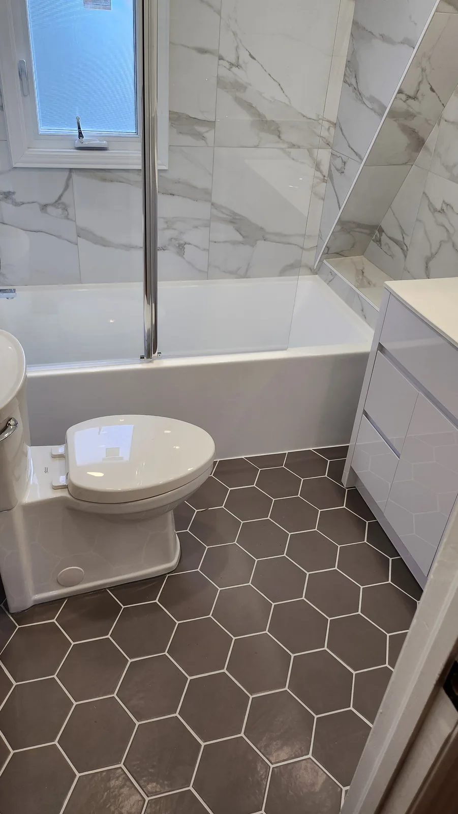 Plancher hexagonal et détails de finition