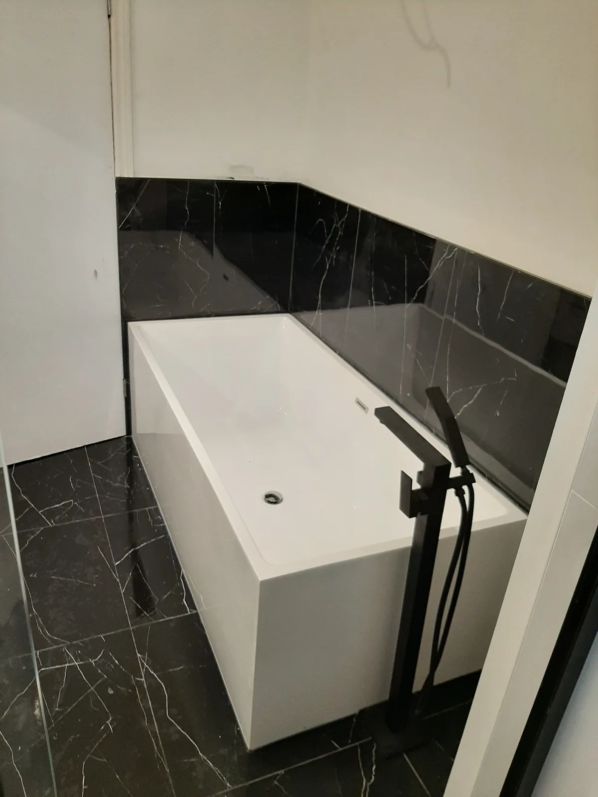 Baignoire et céramique contrastée
