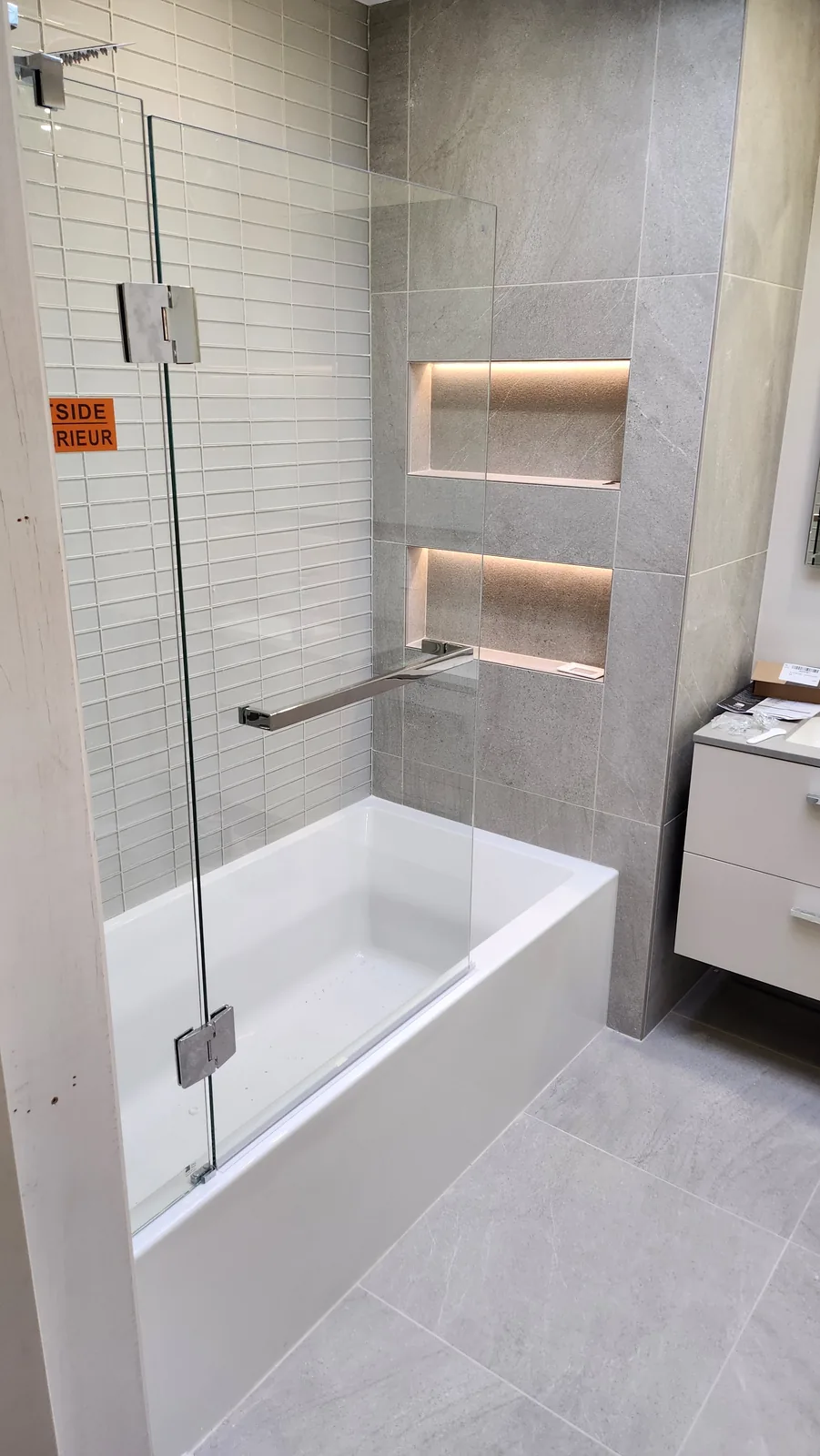 Douche, baignoire et niches intégrées