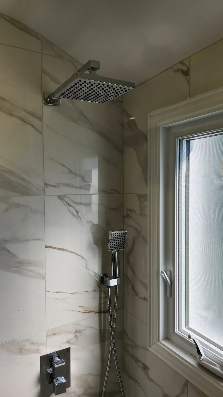 Robinetterie et céramique de douche